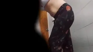 Espiando a mi madrastra depilandose el co&ntilde_o